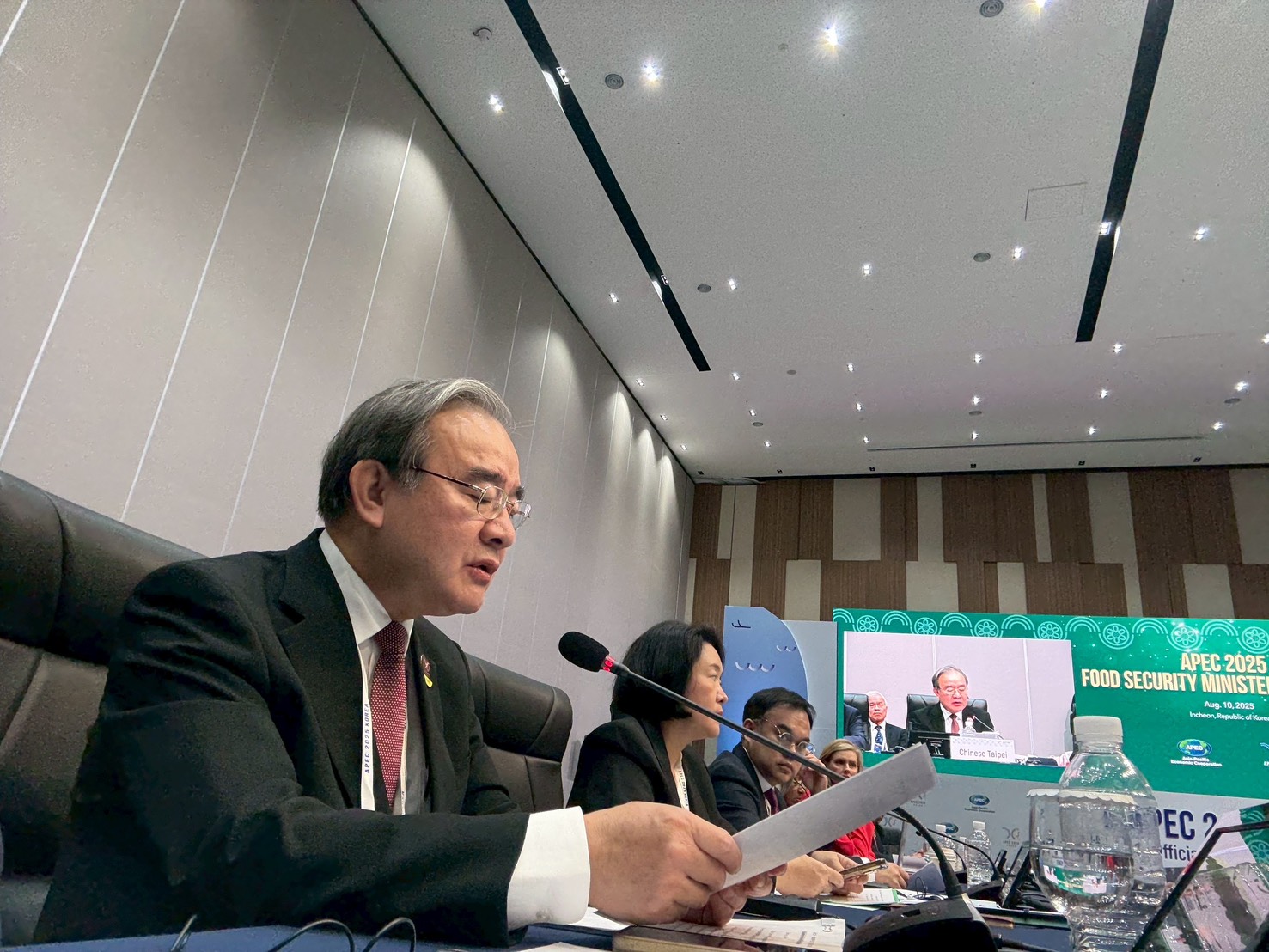 圖1_農業部胡忠一次長於2025 APEC 糧食安全部長會議，說明運用AI促進區域糧食安全